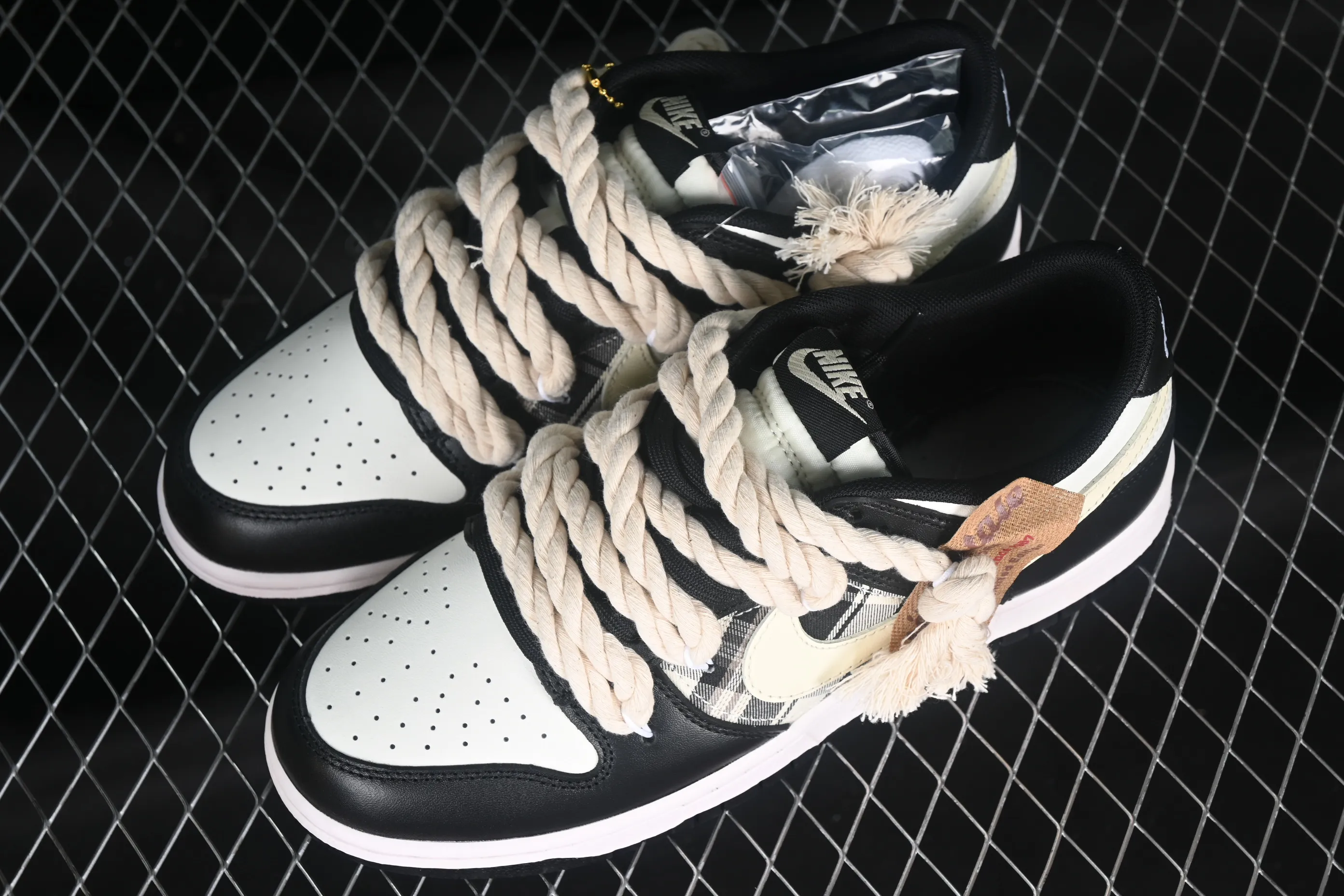 All categories Nk SB Dunk series Nk SB Dunk Low low-top sneakers Nk Dunk Low Fire Heart Scottish distressed panda SB deconstructed strap low-top retro casual sneakers DD1391-100